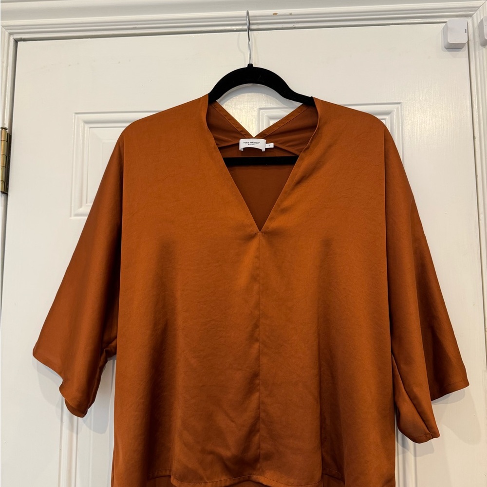 R Label The Reset Satin V Pullover Top